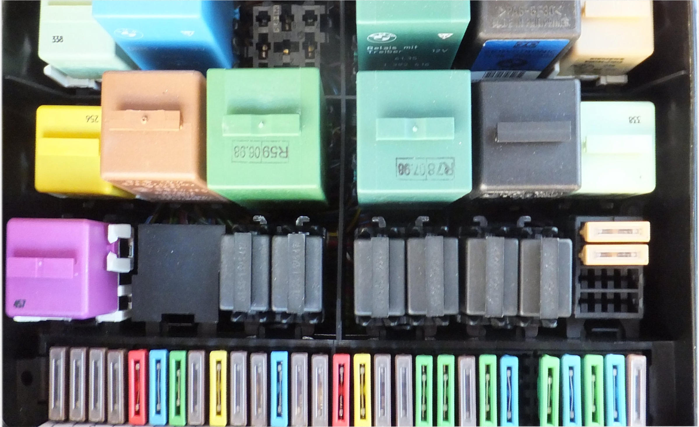 Fuse 1 - 7.5A Immobiliser Park Ventilation Instrument Cluster IHKA (A/C unit) Wiper Relays Aux Water Pump Start EML